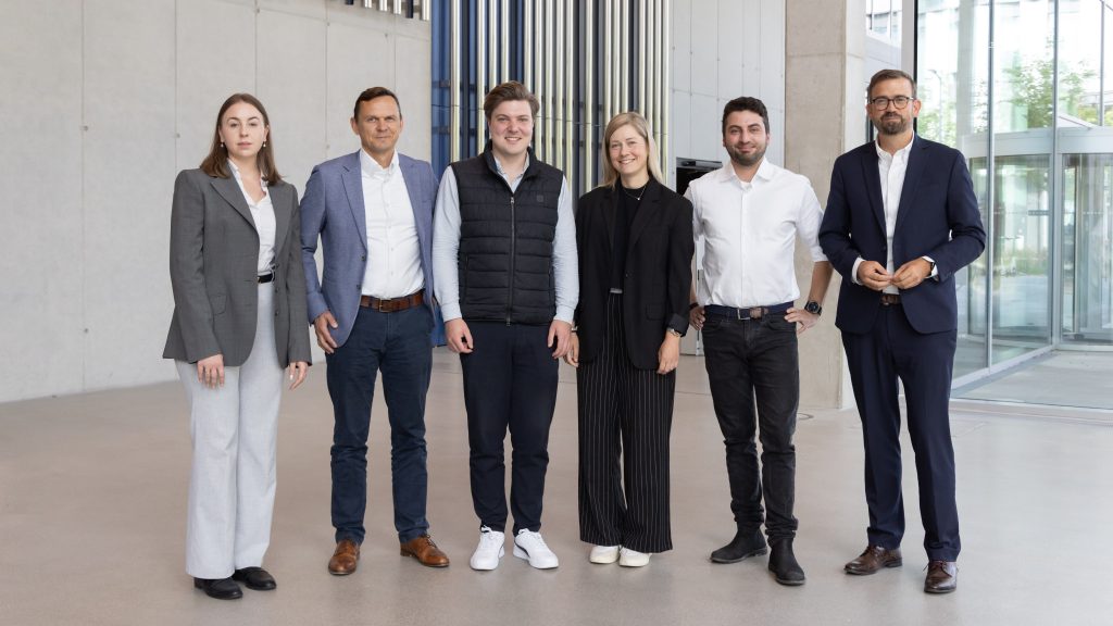 WACKER, EVANIUM, Cooperation, v.L.n.R.: Eliza Weitzel (Evanium, Founders Associate), Christian Hauk (Wacker , Head of Bioingredients), David Ofner (Evanium, Co-Founder & CTO), Lisa Welzenbach (WACKER, Strategic Category Manager Nutra), Felix Rolka (Evanium, Co-Founder & CEO), Mathias Wiedemann (Head of Wacker Biosolutions)