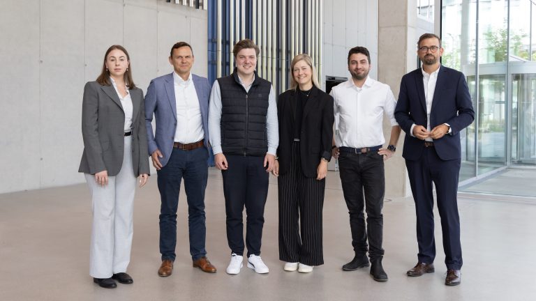 WACKER, EVANIUM, Cooperation, v.L.n.R.: Eliza Weitzel (Evanium, Founders Associate), Christian Hauk (Wacker , Head of Bioingredients), David Ofner (Evanium, Co-Founder & CTO), Lisa Welzenbach (WACKER, Strategic Category Manager Nutra), Felix Rolka (Evanium, Co-Founder & CEO), Mathias Wiedemann (Head of Wacker Biosolutions)